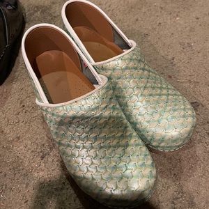 Sanita light green clogs